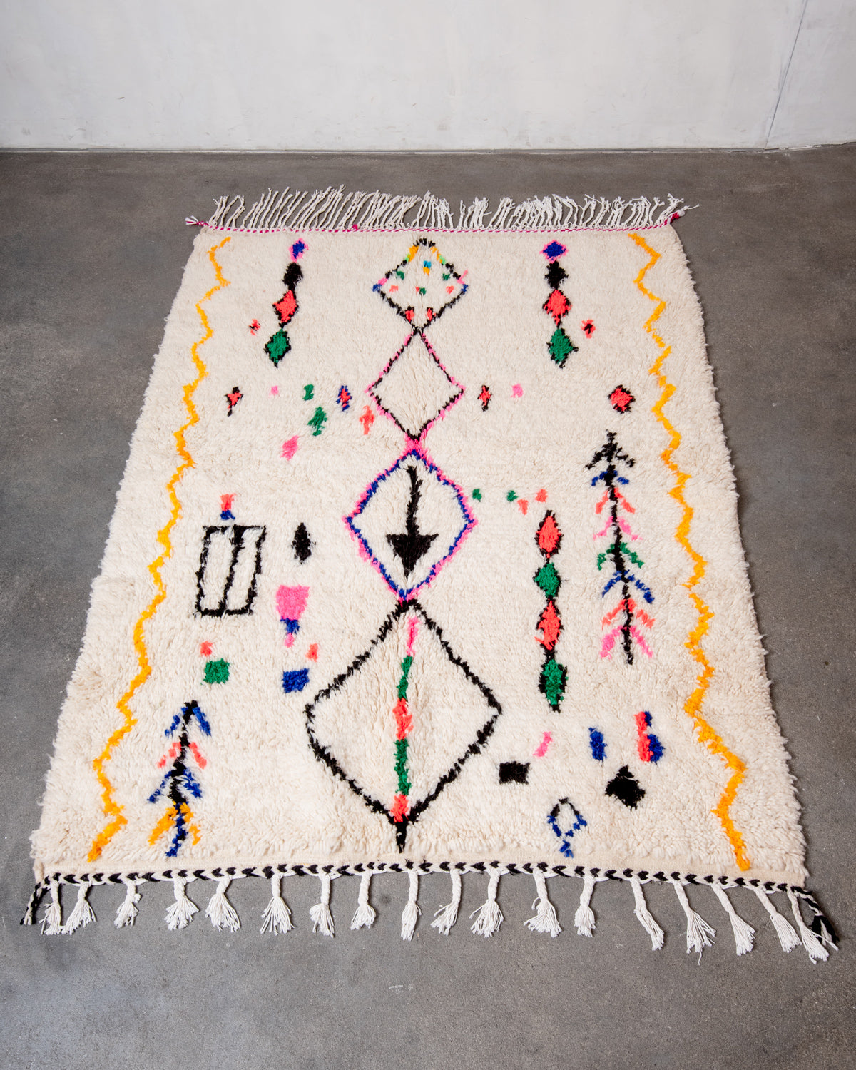 Modern designer handcrafted Berber rug from Morocco. Azilal rug with beautiful colors and patterns. Made of sheep’s wool and colourful cotton.